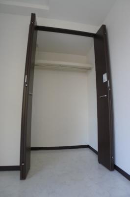 Receipt. Spacious closet of depth