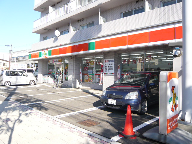 Convenience store. 400m until Thanksgiving (convenience store)