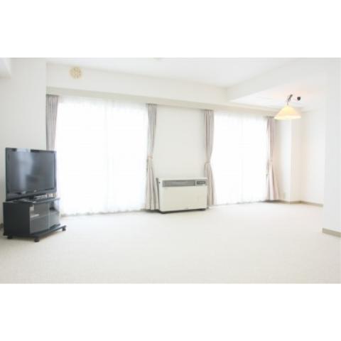 Living and room. It is spacious ☆