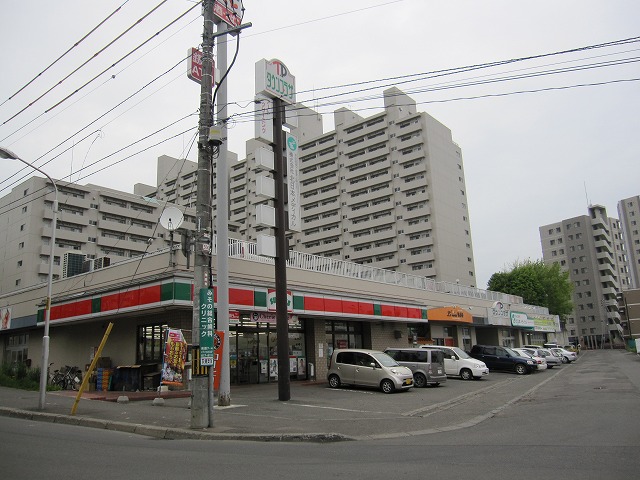 Convenience store. 382m until Thanksgiving Hiragishi Article 5 store (convenience store)