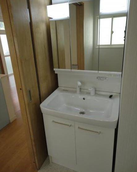 Wash basin, toilet. Indoor (11 May 2013) Shooting