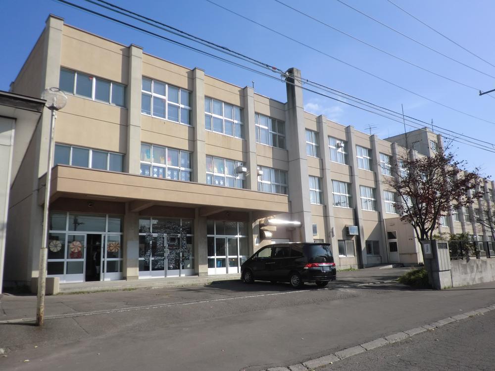 Junior high school. 800m to the east Tsukisamu junior high school