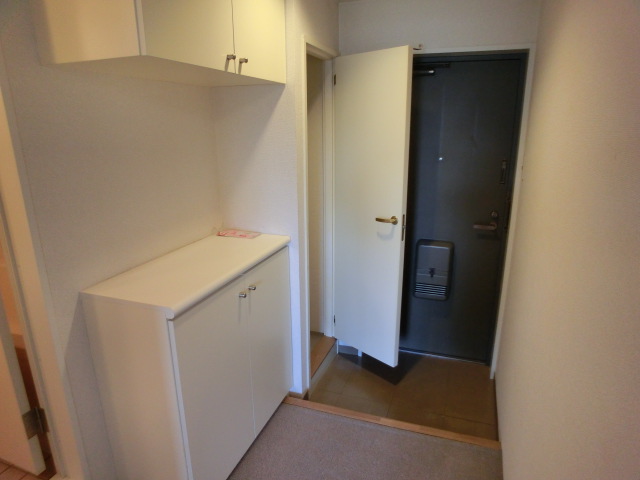 Entrance. Perfect storage capacity!