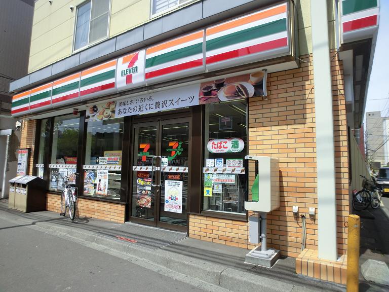 Convenience store. Seven-Eleven Sapporo Toyohiragojo store up (convenience store) 100m