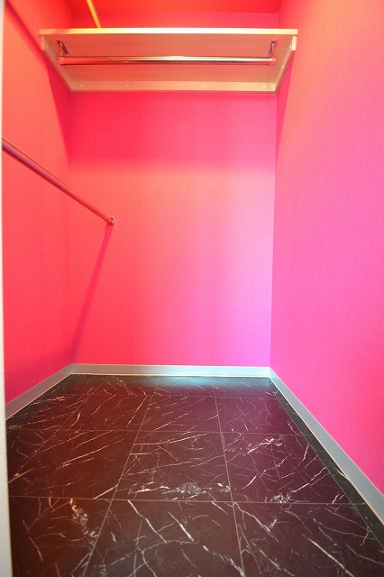 Receipt.  ■ Excellent storage capacity of a walk-in closet