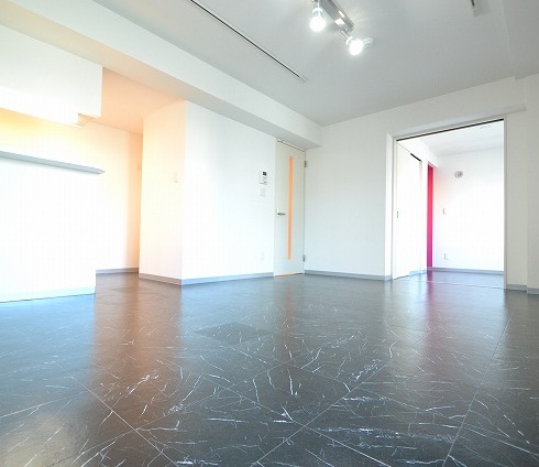 Living and room.  ■ Luxury and full of black-and-white decor and a spotlight