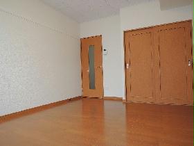 Living and room. 2F will be carpet.