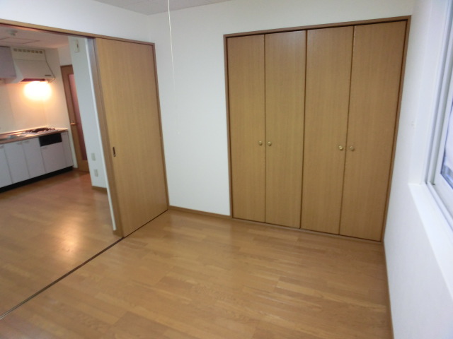 Other room space. This is Western-style! 