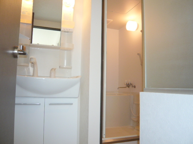 Washroom. Photos are separate in Room.