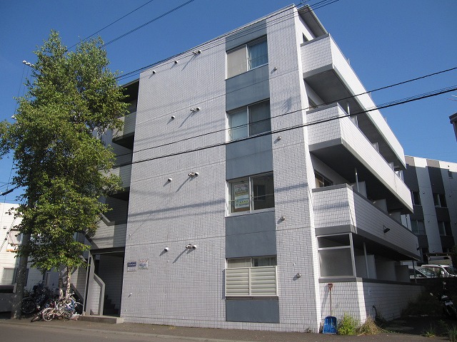 Building appearance. The distance to the station is attractive! !