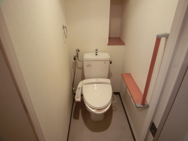 Toilet. Shower toilet standard equipment! !