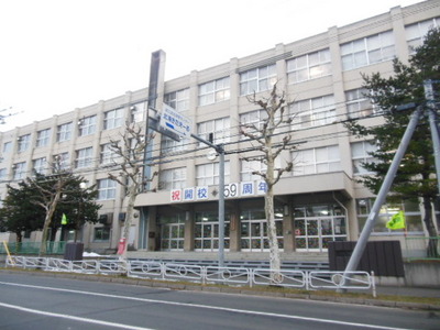 Junior high school. Hachijo 251m until junior high school (junior high school)