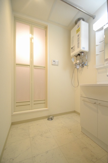 Washroom.  ■ Spacious design also dressing room