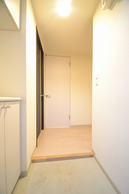 Other room space.  ■ With mirror in the shoe box! 