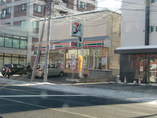 Convenience store. 300m to Seven-Eleven (convenience store)