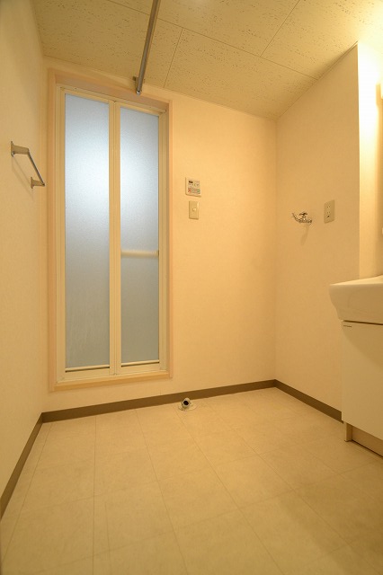 Washroom.  ■ Also it is put laundry basket! 