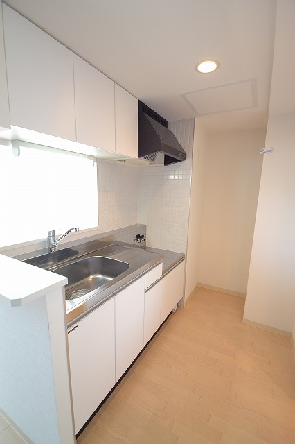 Kitchen.  ■ It is also a wide space of the kitchen back ~
