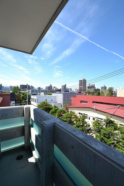 Balcony.  ■ The top floor is also the view from the balcony GOOD