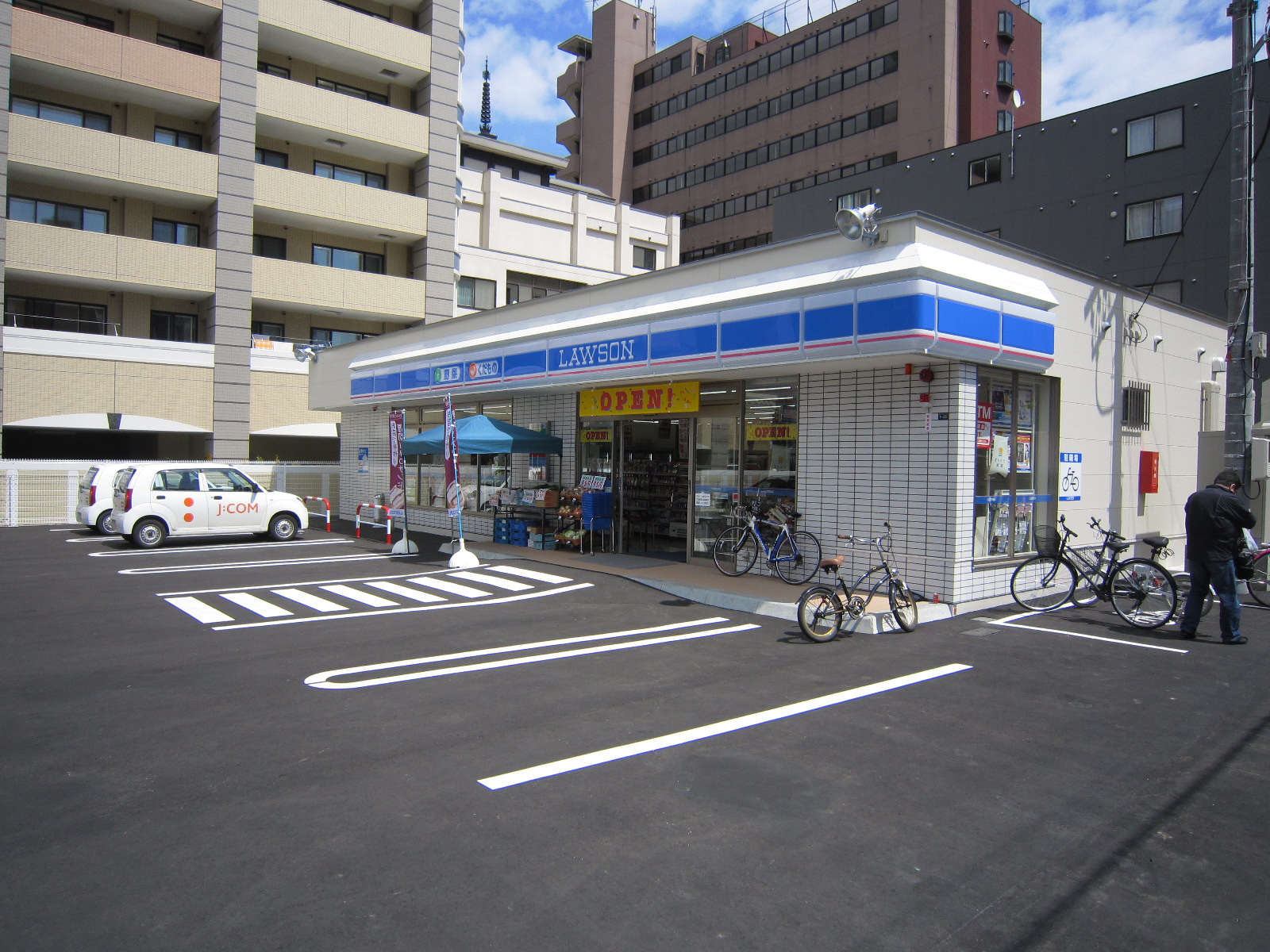 Convenience store. 180m until Lawson Toyohira Article 2 store (convenience store)
