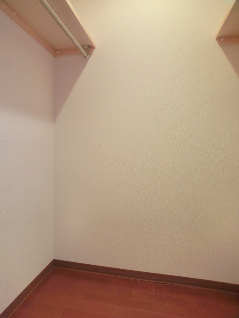 Receipt. Gapposhi enter a walk-in closet! !