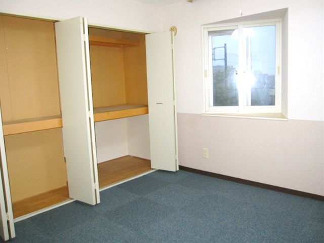 Other room space. Photos are separate in Room.