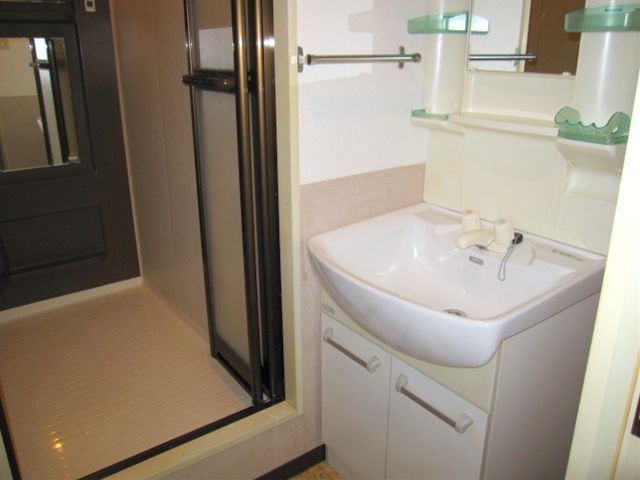 Washroom. Photos are separate in Room.