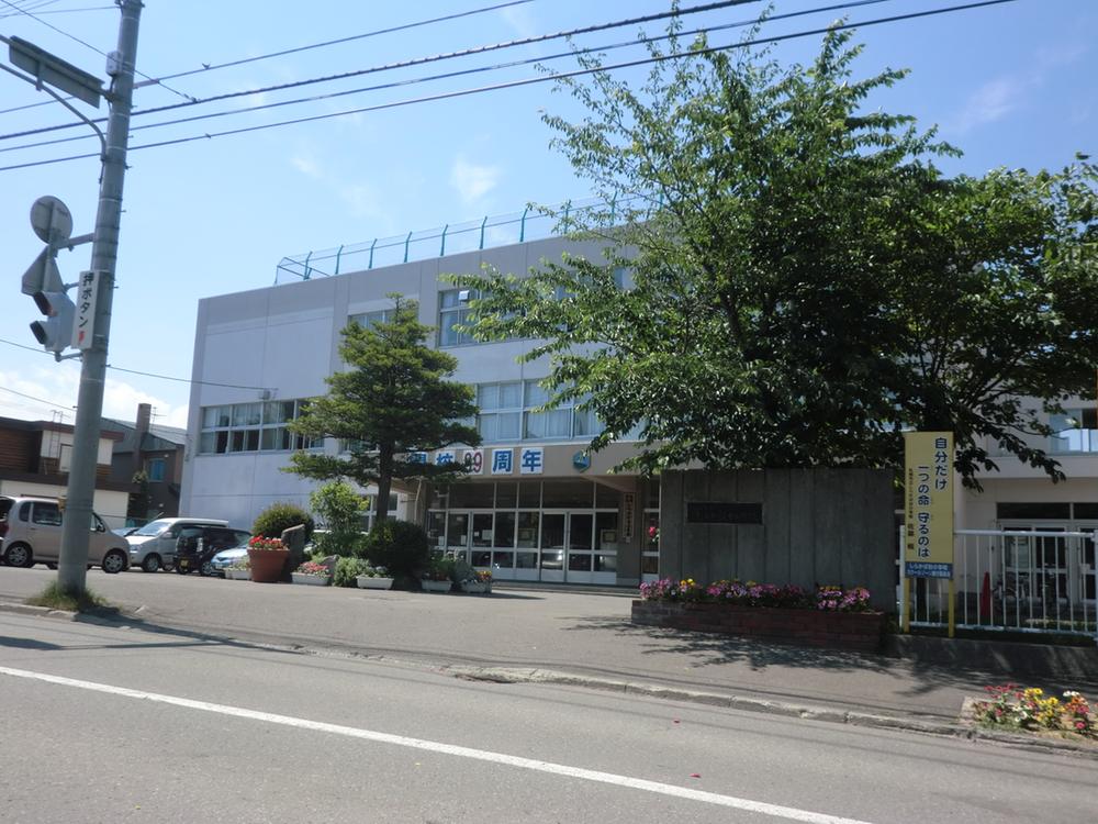 Primary school. 560m until the white birch stand elementary school