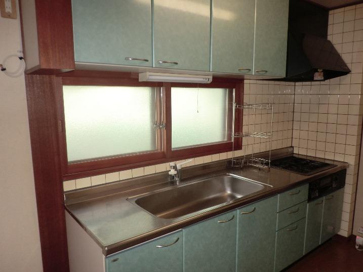 Kitchen. Considering the housework flow line, No wonder his wife by the arrangement of water around.