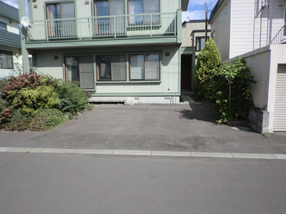 Parking lot. Secure a parking space for 2 cars