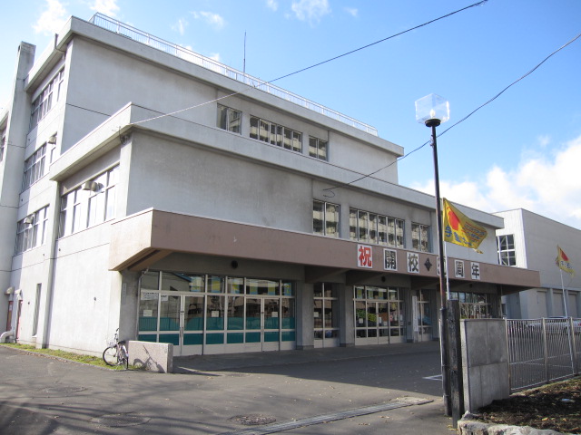 Primary school. 587m to Sapporo TatsuYutaka Gardens Elementary School (elementary school)