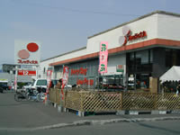 Supermarket. Furetti Nishioka to the store (supermarket) 1060m