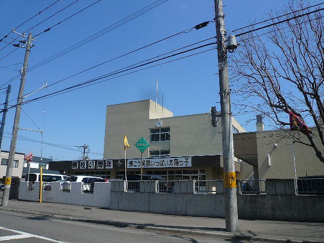 Primary school. 560m to Sapporo Municipal Higashiyama elementary school (elementary school)