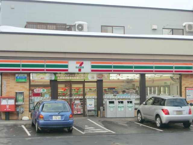 Convenience store. Seven-Eleven Sapporo Tsukisamu East Article 1 6-chome up (convenience store) 507m