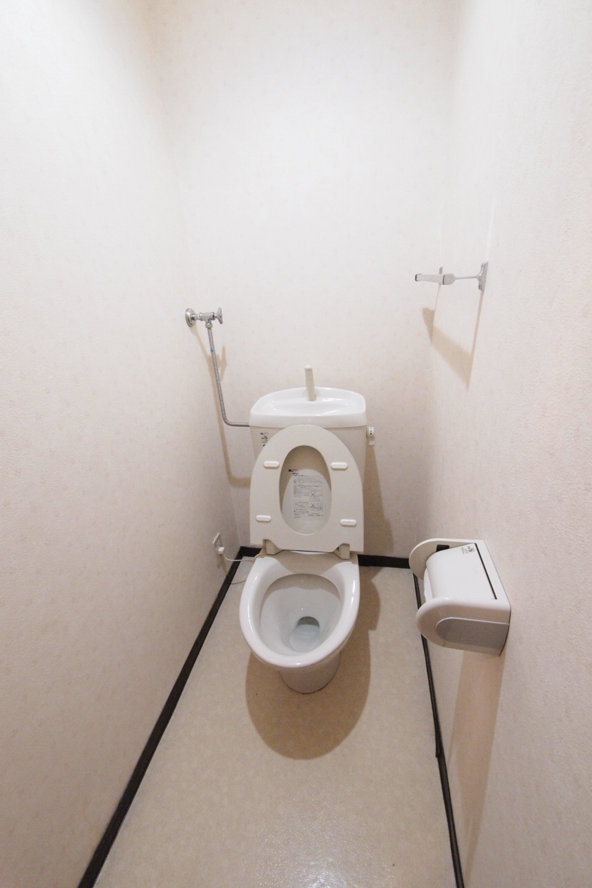 Toilet. Water is around. 