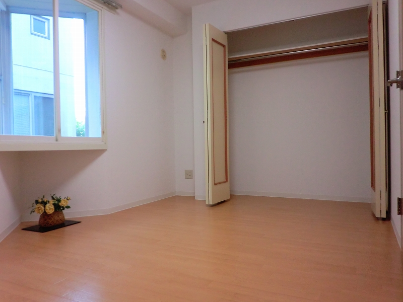 Other room space. Western-style also with large closet! There is also also 7.2 Pledge breadth!