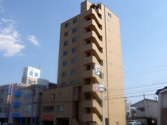 Building appearance. Next to a convenience store! This is useful. 