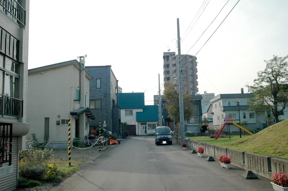 Local photos, including front road. Southwest corner lot! Pasting outer wall tile! 