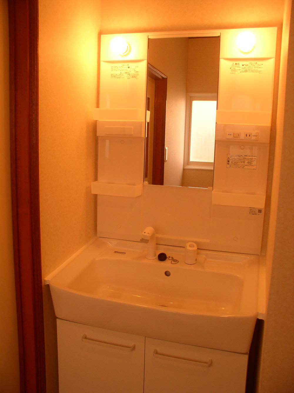 Wash basin, toilet. Shandore new goods