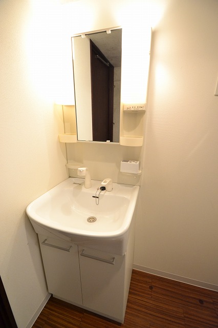 Washroom. ■ Popular Shan Dore type