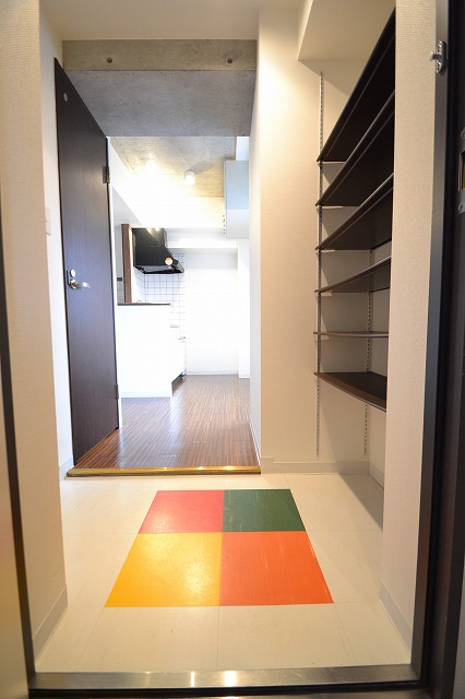 Entrance. ■ Vivid color, And wide entrance space