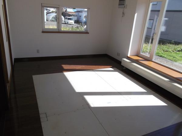 Living. Please feel the place is warm warmth that contains the sun ne