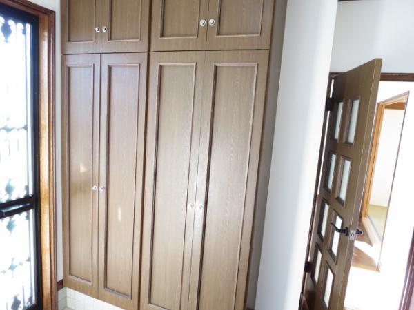 Entrance. I think you enter the shoes of family that comes with a full shoebox