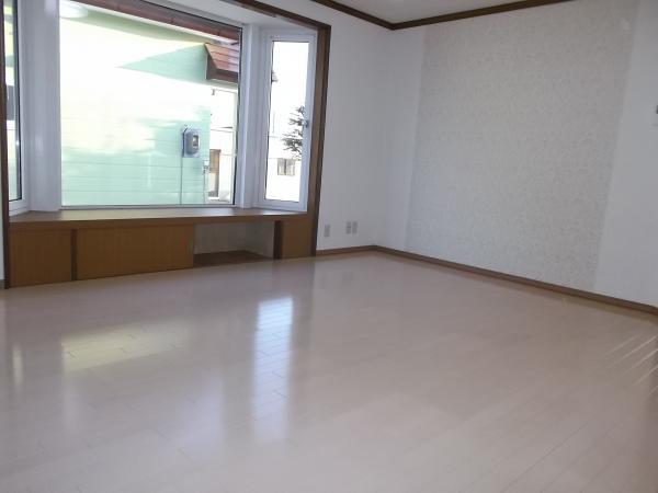 Living. Under the bay windows that were floor overlay in with bay window is equipped with a storage newspaper ・ It has become a space that can be put in such magazines.