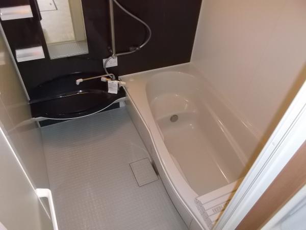 Bathroom. Also can you sitz bath because with bench Please heal the tired one day extend the legs but it is exchange a little fashionable unit bus one square meters of Rikushiru