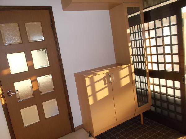 Entrance. Do not you think the door widely used because oxalic's box new goods exchange everyone's shoes of U-shaped enters?