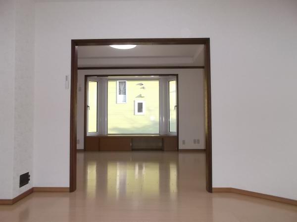 Other local. Floor floor was overlay in the living and dining both. Was Mashi Zhang on the step without flat.