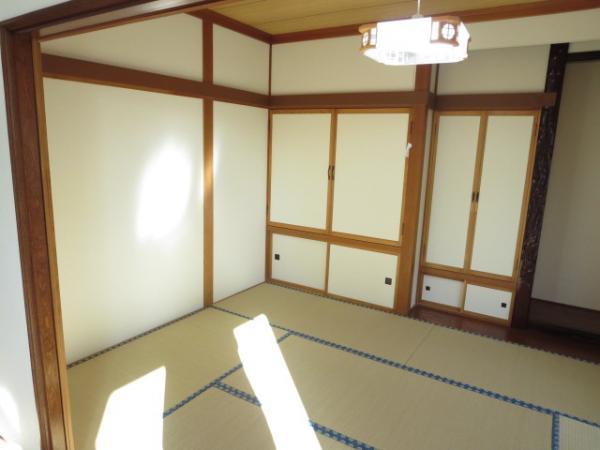 Non-living room. Living room is next to the Japanese-style room can be used as a between tatami mat sort already continue day we insert the sun also will I can grasp that it is the room entering warm
