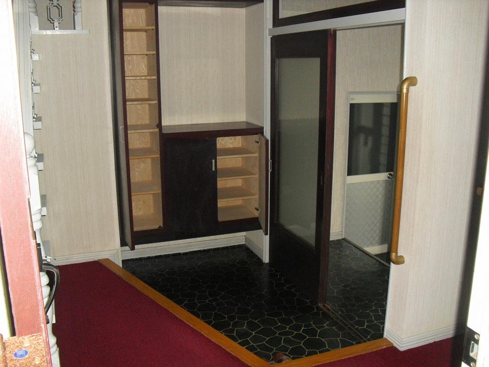 Entrance. Local (September 2013) Shooting