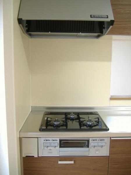 Kitchen. 3-burner stove