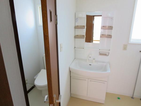 Non-living room. Exchange did shampoo dresser new. It is clean because it is new